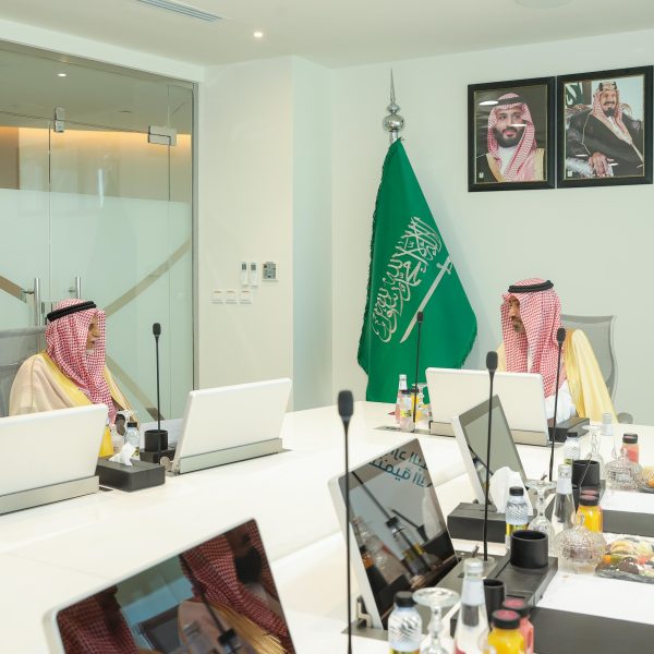 معالي وزير الموارد البشرية والتنمية الاجتماعية يلتقي بـقيادات المجلس